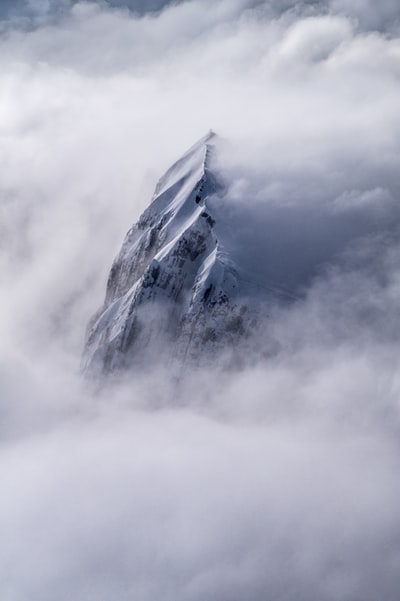 冰雪覆盖的山的鸟瞰图
